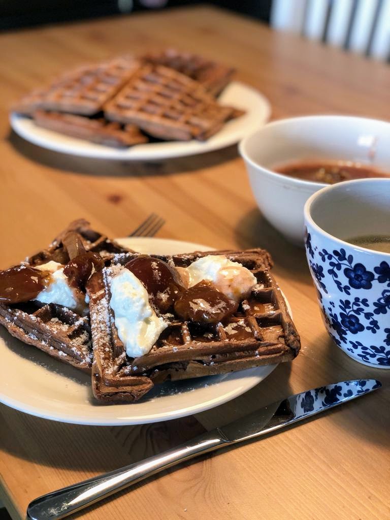 Lebkuchen-Waffeln mit Zimt-Pflaumen - Spusters&amp;#39; Kitchen